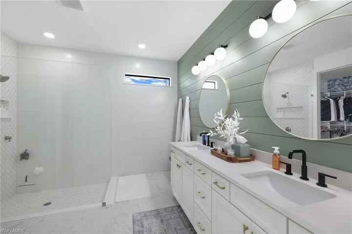Primary En-Suite with walk-in custom closet with washer/dryer.