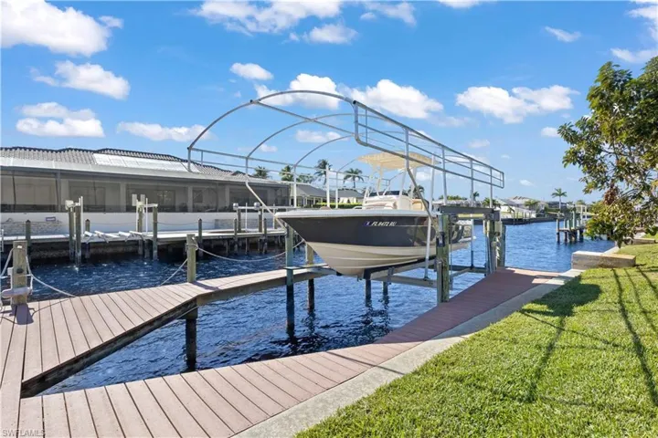 Expansive dock with extended captain’s walk, 10,000 lb boat lift, and deep-water direct sailboat access—perfect for serious boaters and sunset lovers alike!