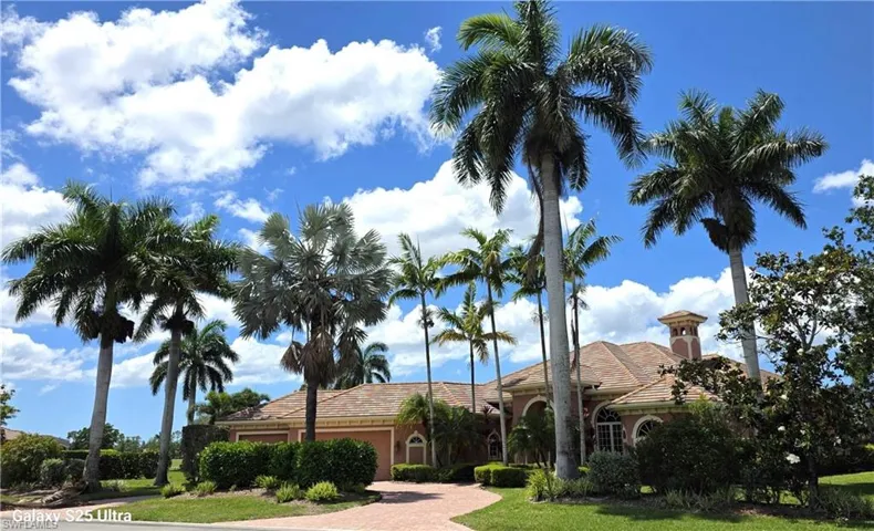 Beautiful Tropical Setting!