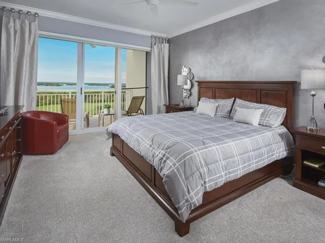 The primary bedroom has ample space, a relaxing atmosphere and, of course, a spectacular view.