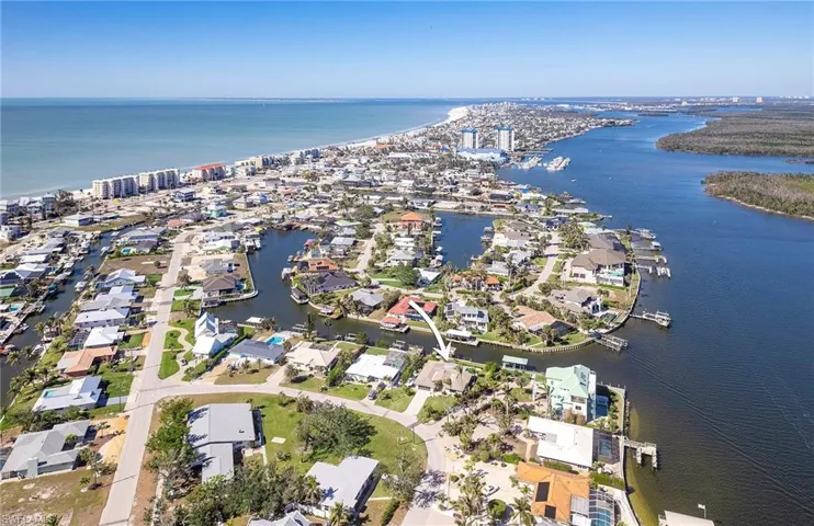 Waterfront lot just a minute away from Snook Bight marina, Publix, and restaurants by boat!
