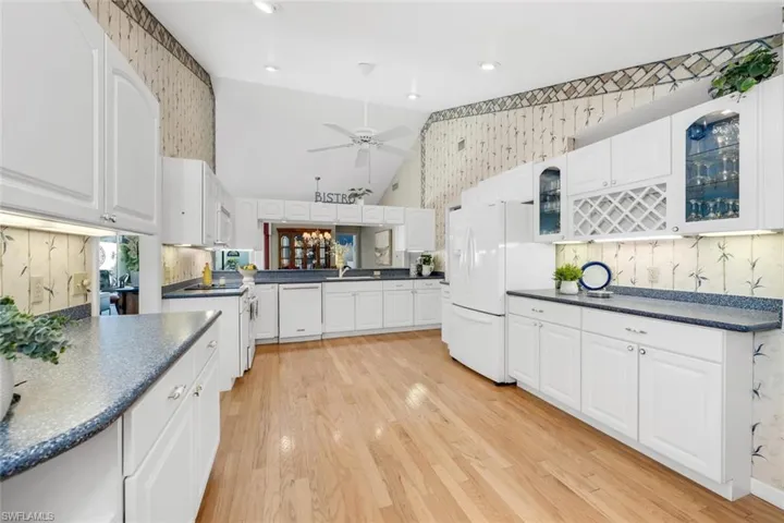 Light & Bright GENEROUS kitchen