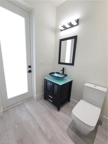Powder bath with access to the pool area