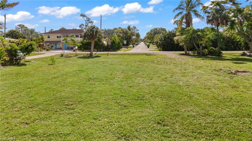 4718  Normandy  DR, NAPLES, FL 34112