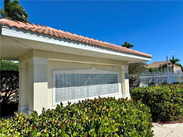912  Hampton  CIR, Naples, FL 34105