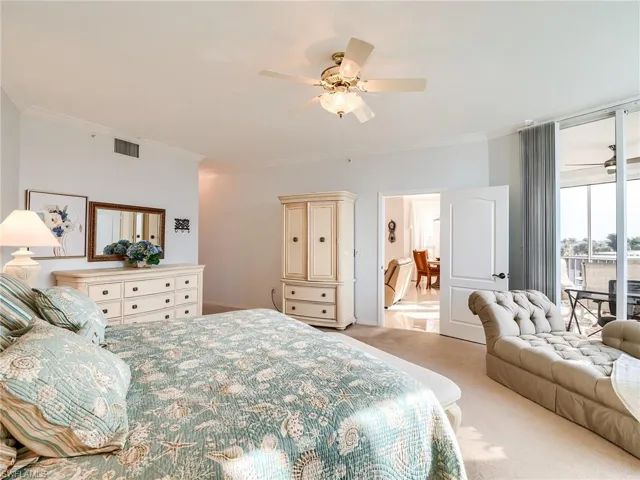 King Bed + Day Bed!