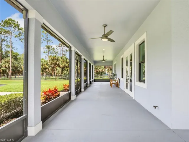 Front screened proch
