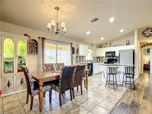 Looking to Kitchen /Lanai