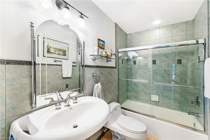 2nd Bathroom with shower/tub combination