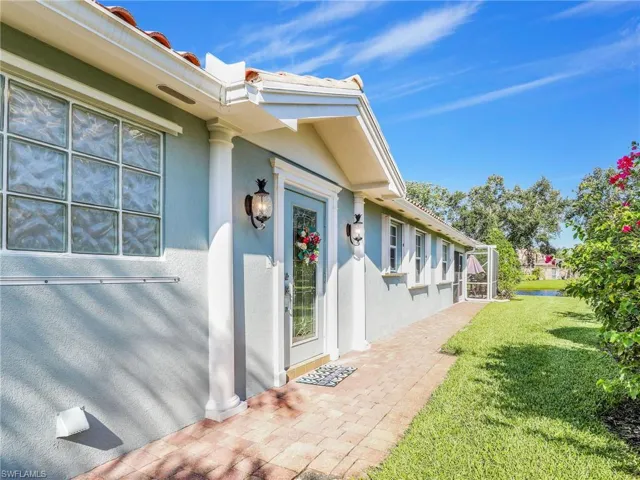 Entrance to property featuring a yard