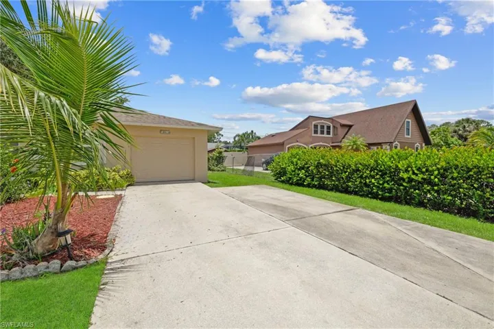 Large drive with additional side parking for Tenant.