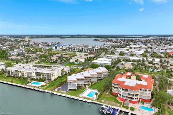 AVilla Del Mar is conveniently located right on Smokehouse Bay near shopping, restaurants and nightlife.