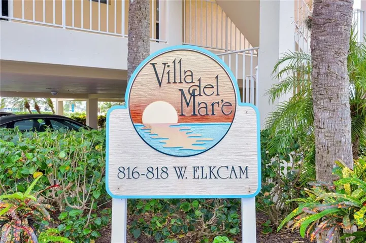 Villa Del Mar is conveniently located right on Smokehouse Bay near shopping, restaurants and nightlife.