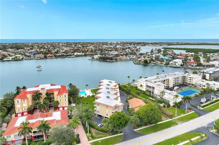 Villa Del Mar is conveniently located right on Smokehouse Bay near shopping, restaurants and nightlife.