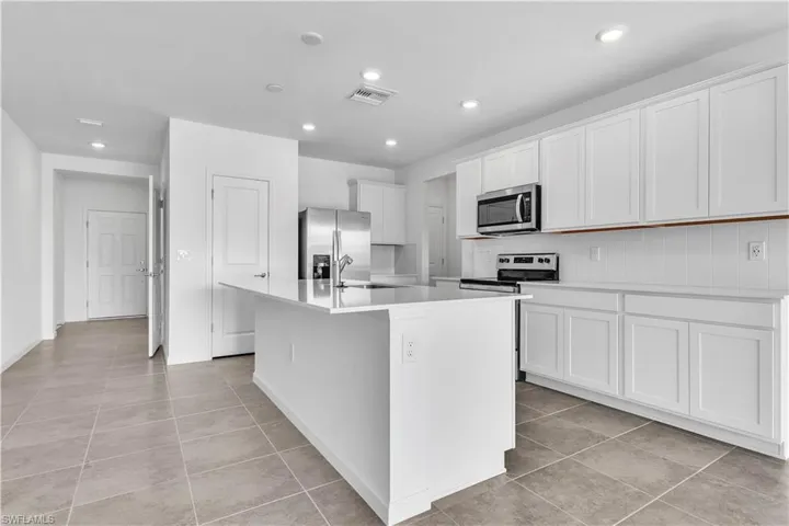 1424 Weeping Willow Ct, Cape Coral, Florida 33909
