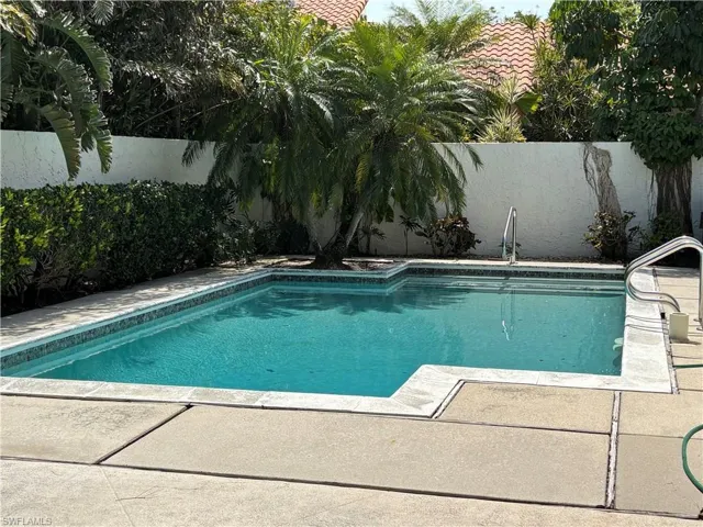 537  Tierra Mar W LN, Naples, FL 34108