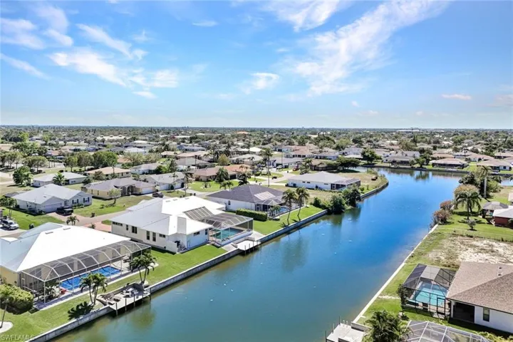 Bird's eye view featuring a residential view and a water view