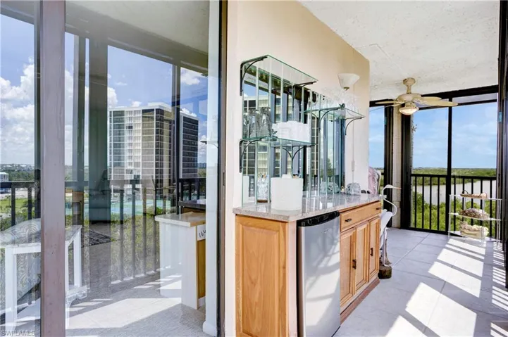 Bar area on the side balcony-ideal for entertaining!