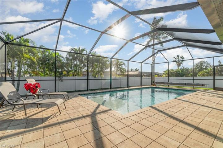 Sundeck with privacy fence