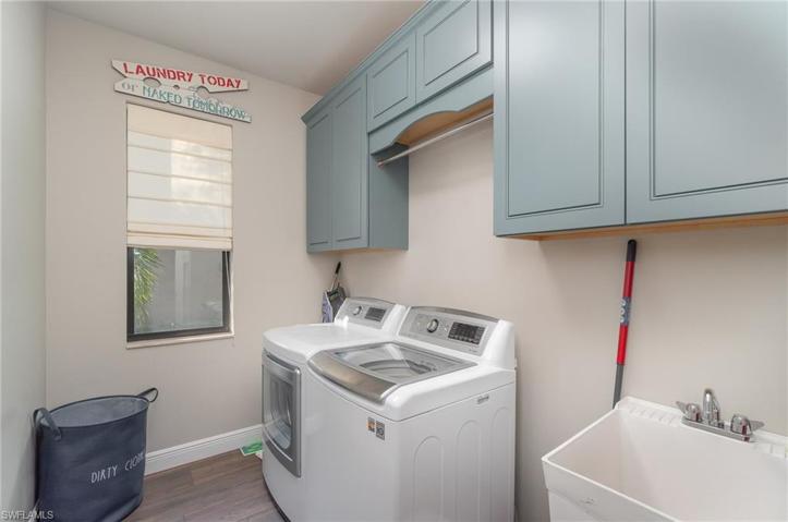 large laundry room w/sink