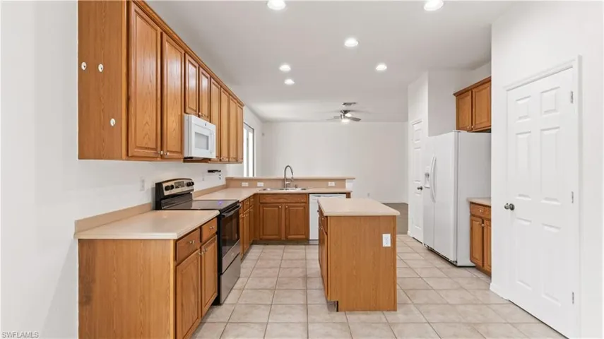 2125 Cape Heather CIR, CAPE CORAL FL 33991