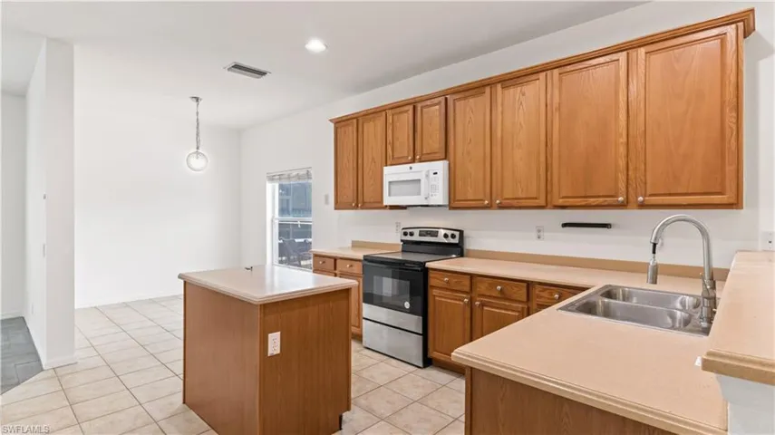 2125 Cape Heather CIR, CAPE CORAL FL 33991