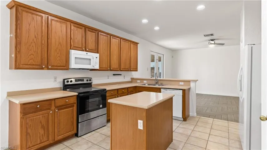 2125 Cape Heather CIR, CAPE CORAL FL 33991