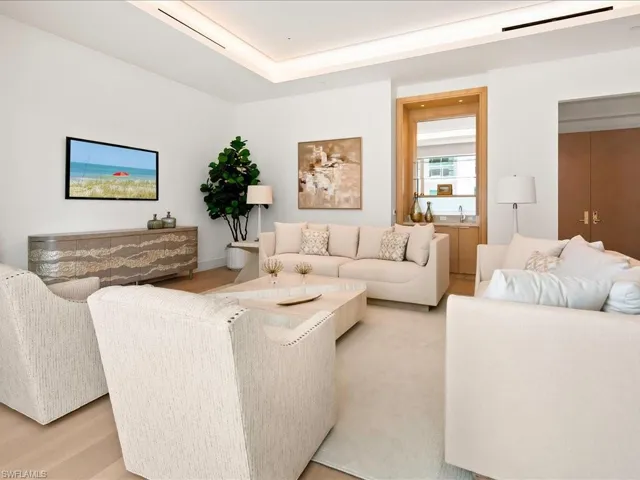 Great Room w/ Wet Bar