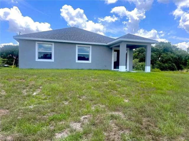 View of front of property featuring a front yard