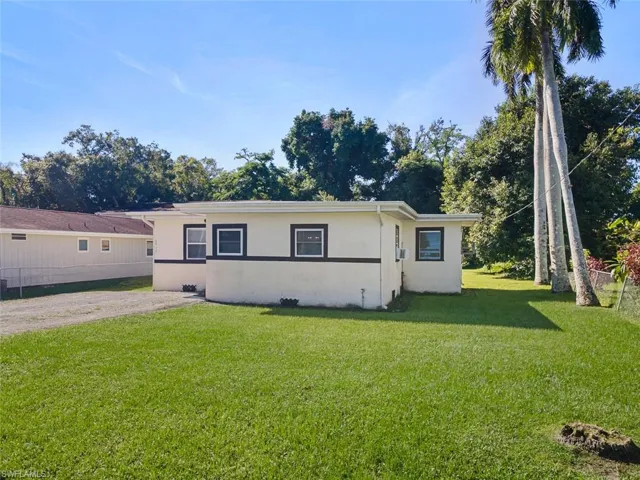 View of front facade with a front yard