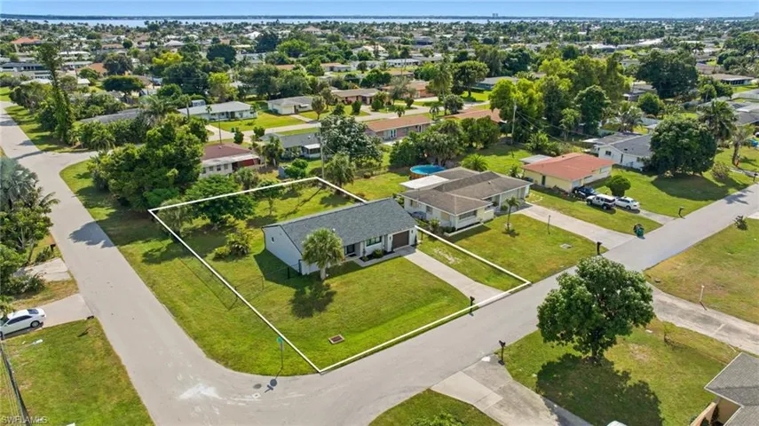 Aerial view of residential area featuring property parcel outlined