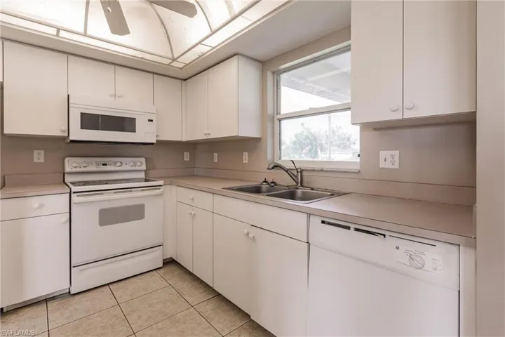 1502 SE 8th  PL, Cape Coral, FL 33990