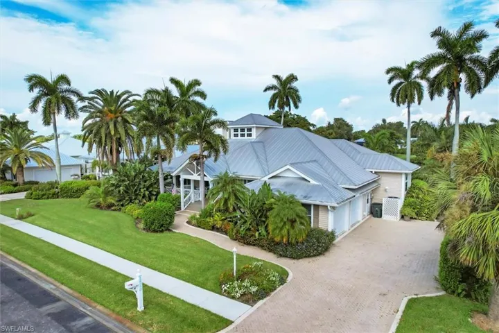 View of front of property featuring a front yard