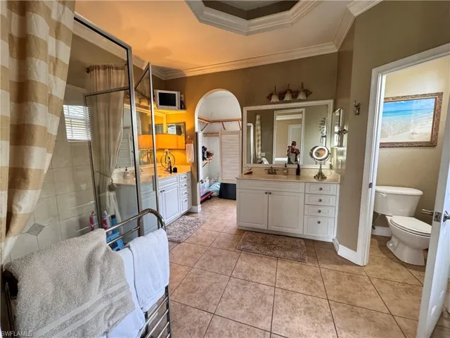 Master bathroom, 2 vanities, jetted tub and seperate shower