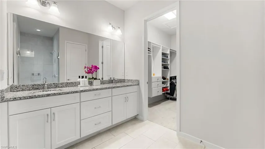 En-suite bathroom with double sinks, private water closet, water-in shower and custom walk-in closet!