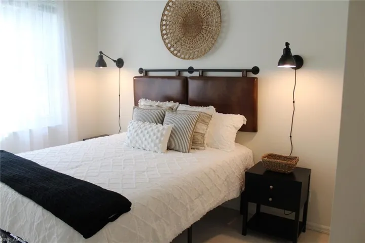 Queen size bed w/ storage