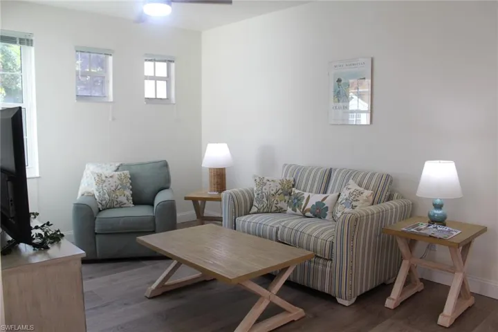 sitting area off kitchen