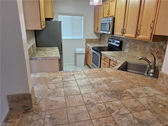 830 Sw 48th Ter 3, Cape Coral, Florida 33914