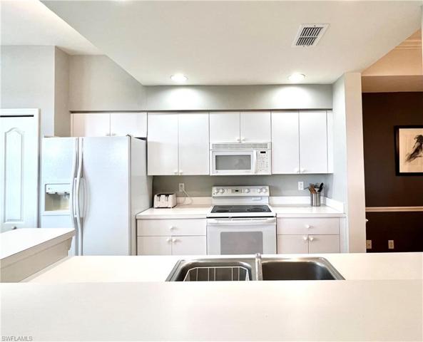 Kitchen with breakfast bar