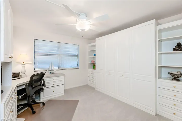 Second bedroom-Murphy bed
