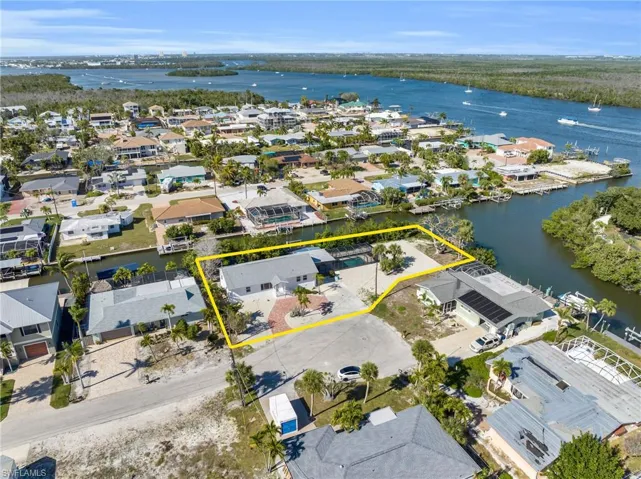 Perfect situated 1 1/2 lots on water - VIRTUALLY ENHANCED