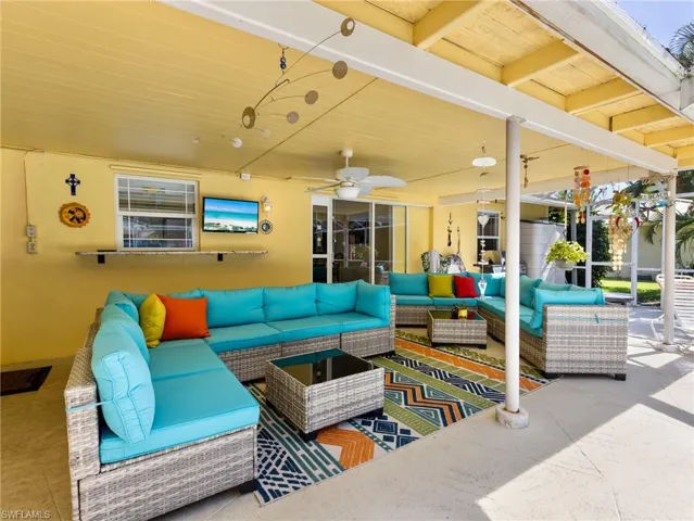 And plenty of covered area on the lanai for relaxing