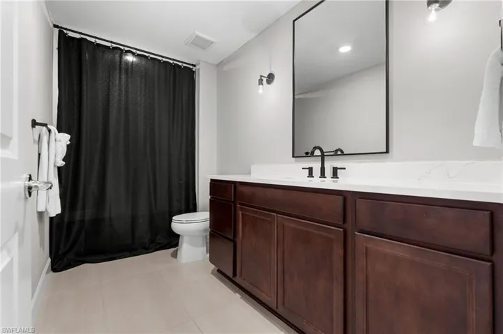Bedroom 4s bathroom