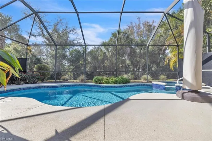 Integrated pool / hot tub with a sunroom and a patio