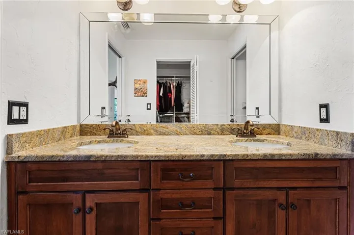 En suite includes walk-in closet, double vanity, and separate water closet with combined shower/soaking tub