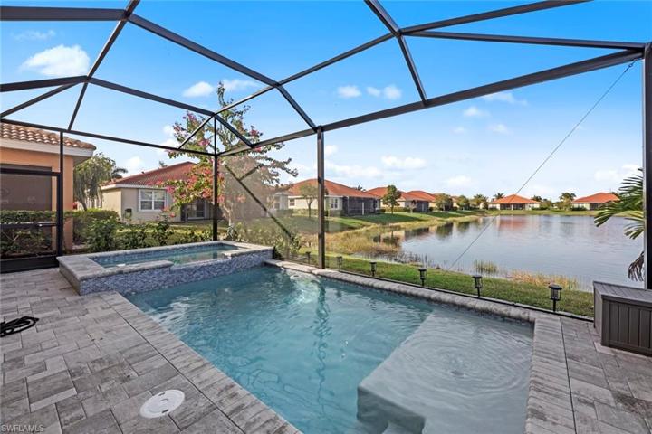 Pool/Spa with sunshelf
