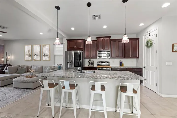 Large Island with ample seating for breakfast and lunch.
