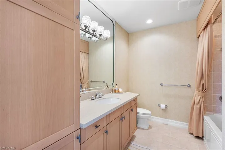 2nd ensuite bathroom offers a shower/tub combination.