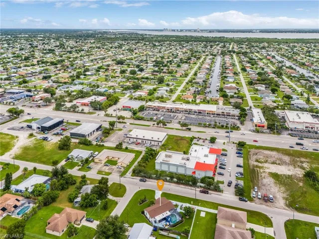 Showing all the shopping & some local Restaurants in the area.