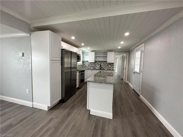Kitchen w/ island